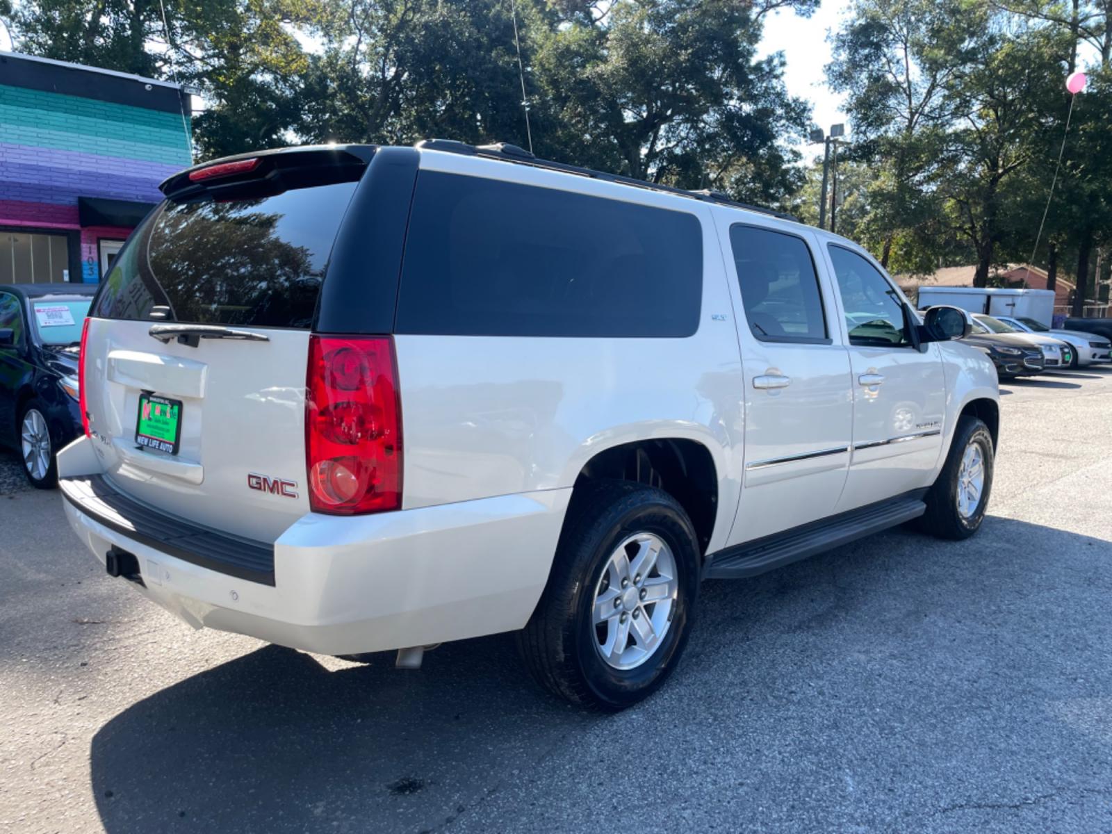 2012 WHITE GMC YUKON XL 1500 SLT (1GKS1LE07CR) with an 5.3L engine, Automatic transmission, located at 5103 Dorchester Rd., Charleston, SC, 29418-5607, (843) 767-1122, 36.245171, -115.228050 - Photo #6
